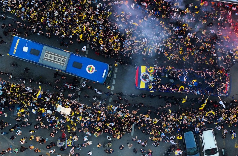 Euroleague şampiyonu Fenerbahçe Beko, Bağdat Caddesi'ni ateşe verdi! - Resim: 2