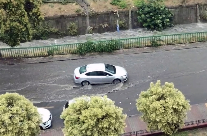 İstanbul'u sağanak vurdu: Yollar göle döndü, araçlar suda ilerleyemedi - Resim : 3