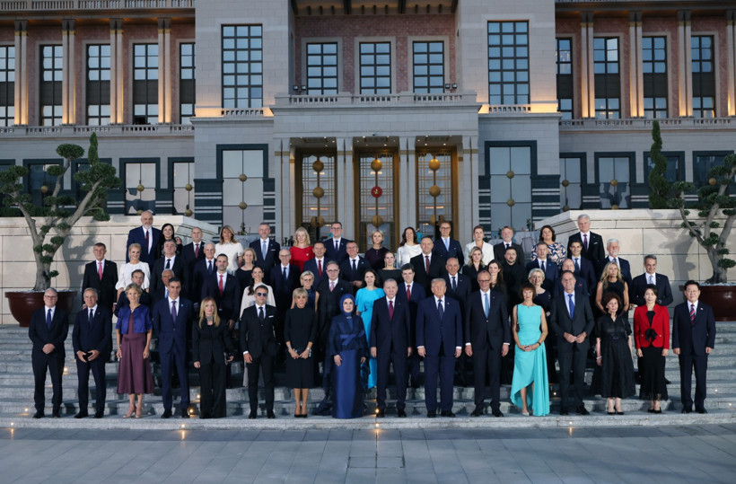 Koltuk krizi Ankara'ya uzandı... Aile fotoğrafında 'köşe kapmaca' oynadılar - Resim : 1