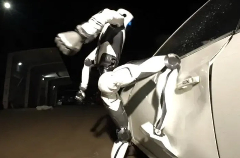 Çinli 'bodyguard' robot gündem oldu: Yumruk atıyor, tekme savuruyor, araç kaldırıyor - Resim : 2