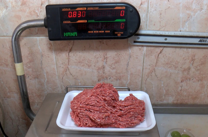 Sokakta kıyma çekmenin bedeli: 63 bin TL - Resim : 1