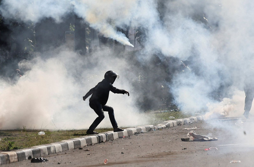 Bir moto kurye ölümü, 600 gözaltı: Jakarta savaş alanına döndü - Resim: 10