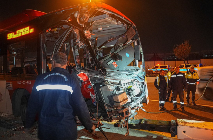 Ankara'da belediye otobüsü üst geçide çarptı. 24 kişi yaralı - Resim : 3