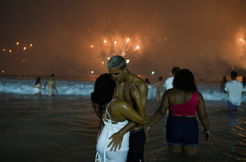 Yeni yıla plajda girdiler - Resim: 9