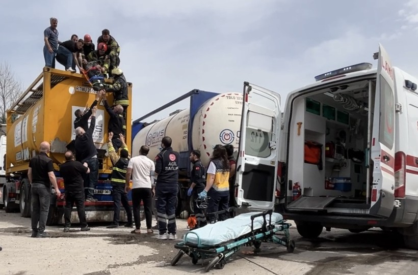 Temizlediği kimyasal tankının içine düştü - Resim : 1