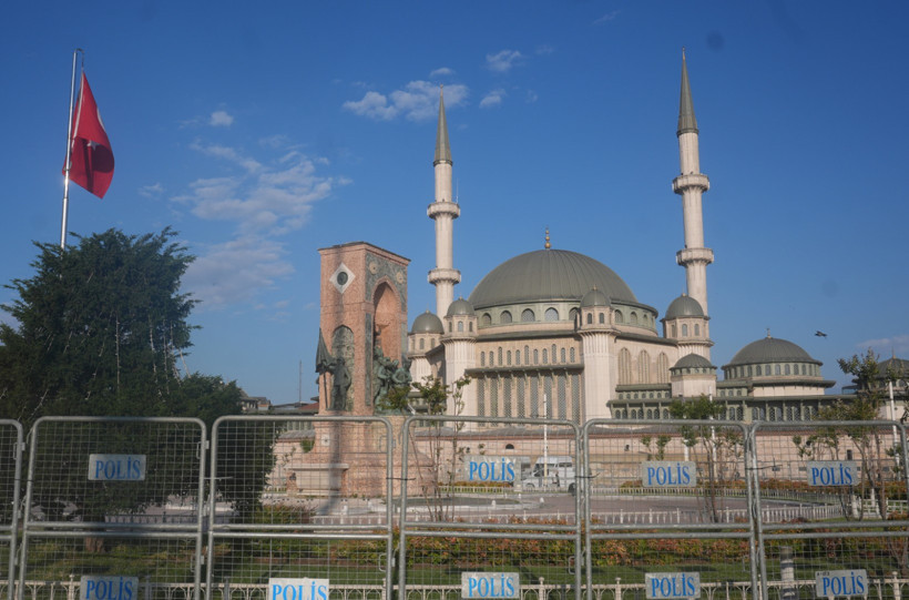 Gergin gecenin ardından Beyoğlu'nda abluka: Yasak geldi - Resim : 1