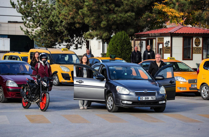 İnşaat işçileri iskelede Ata’ya saygı duruşunda - Resim : 3