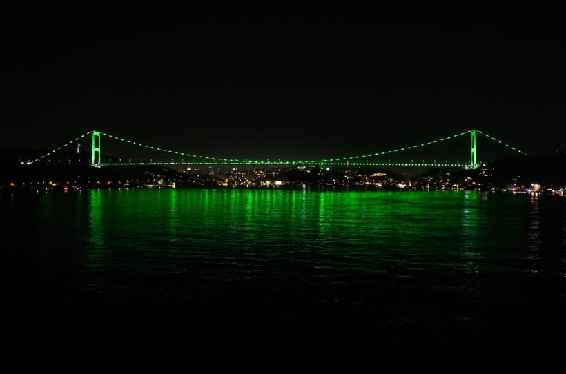 İstanbul'un köprüleri "Yeşilay Haftası" için yeşil renge büründü - Resim: 9