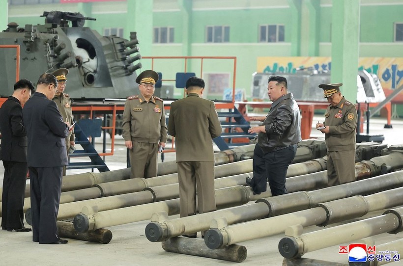 Kim Jong-un'dan tank fabrikasına teftiş - Resim: 2