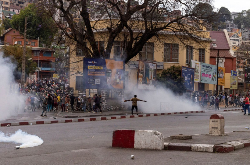 Hükümet düştü, Z kuşağı geri adım atmadı: Sokaklar savaş alanı - Resim: 11