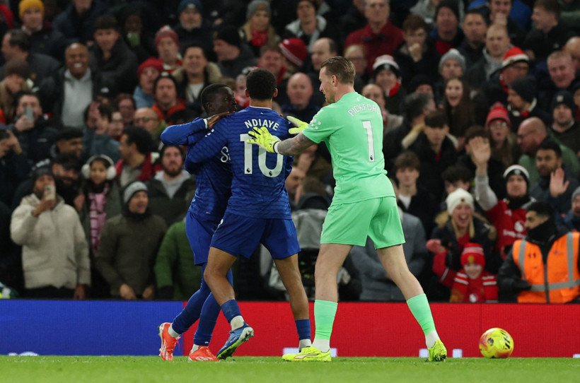 Premier Lig'e damga vuran olay: Takım arkadaşına vurdu, kırmızı kartla atıldı! - Resim : 1