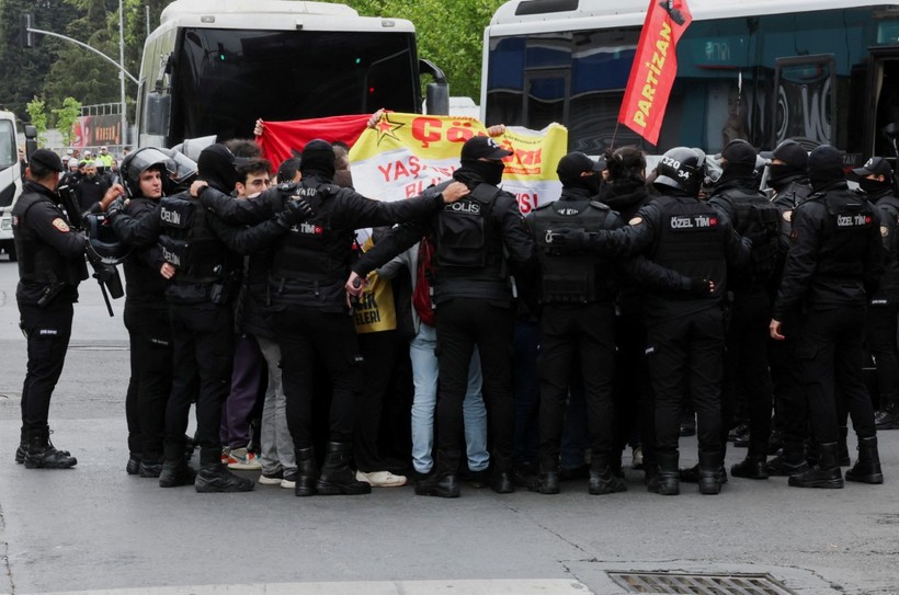 Fotoğraflarla yaka paça 1 Mayıs - Resim: 5