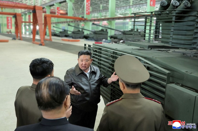 Kim Jong-un'dan tank fabrikasına teftiş - Resim: 3
