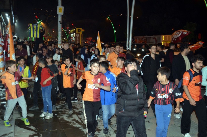 Türkiye sarı kırmızıya boyandı: Sokaklara döküldüler - Resim: 31