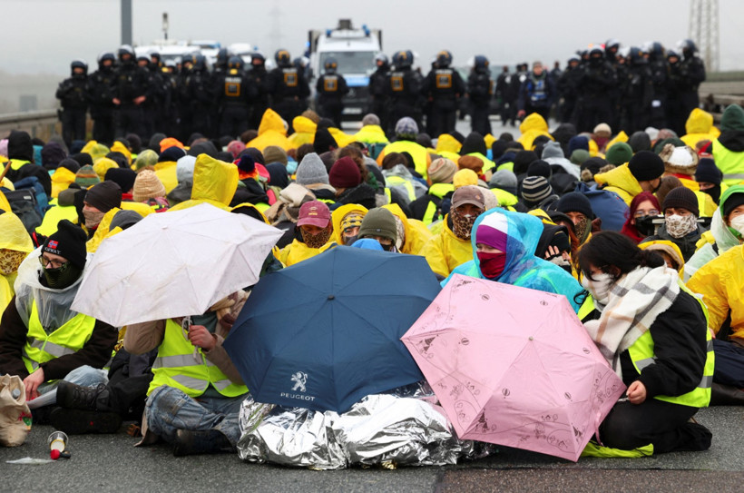 AfD'nin gençlik teşkilatına protesto: Binler sokağa döküldü - Resim : 1
