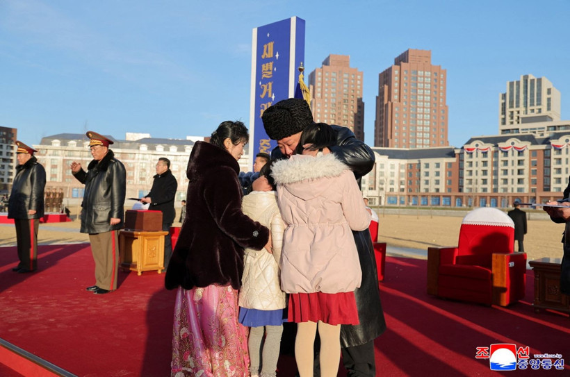 Savaşta 6 bin asker ölmüştü: Kim Jong Un ailelere konut hediye etti - Resim: 5