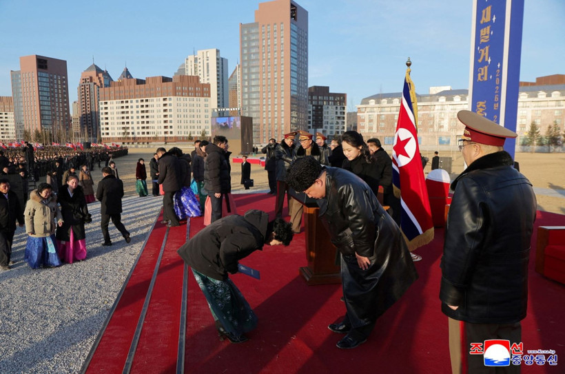 Savaşta 6 bin asker ölmüştü: Kim Jong Un ailelere konut hediye etti - Resim: 3