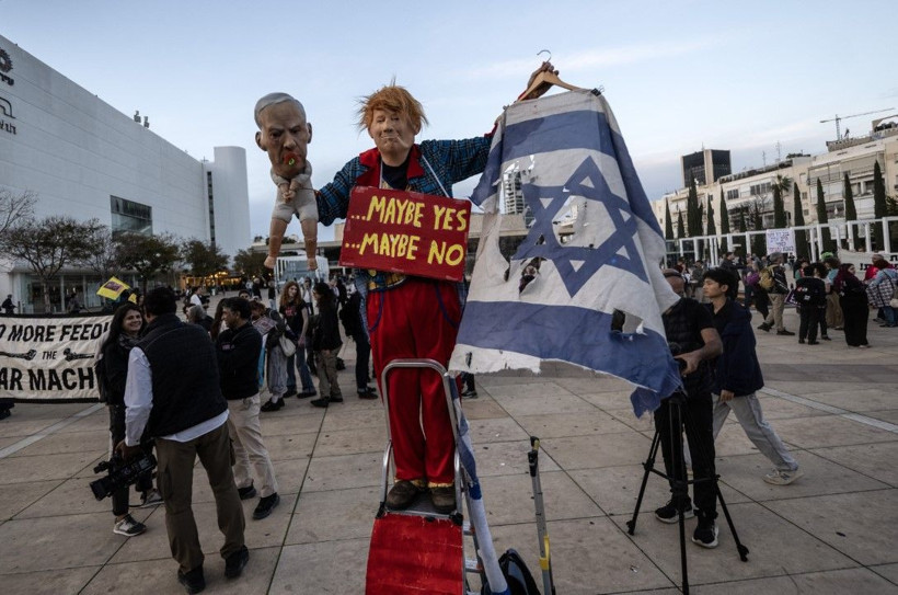 Tel Aviv karıştı: Polis eylemcileri güç kullanarak dağıttı - Resim: 23