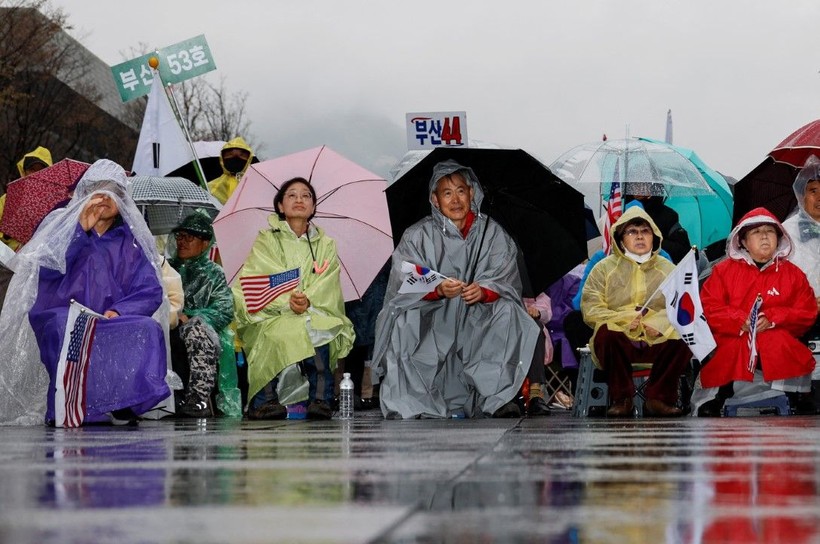 Amerikan bayraklarıyla darbeci lider için sokağa döküldüler - Resim: 11