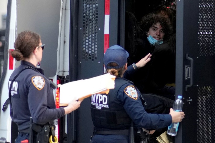Los Angeles'ta işler kızıştı, yasak geldi: Sokağa abluka - Resim: 20