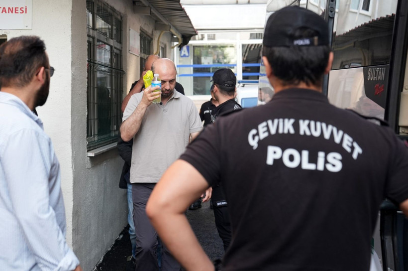 Aralarında profesör de var: Yüzlerini gizlediler - Resim: 11