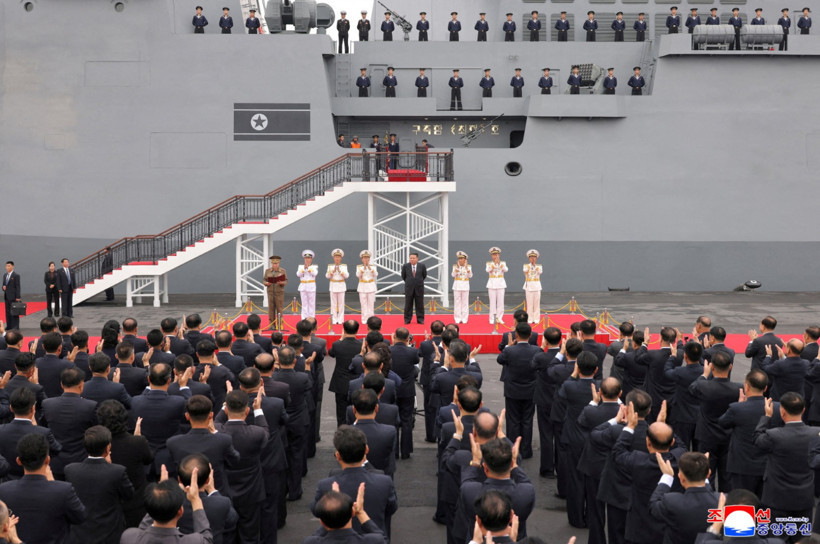 Kim Jong Un'dan yeni güç gösterisi: 5 bin tonluk destroyeri ziyaret etti - Resim : 1