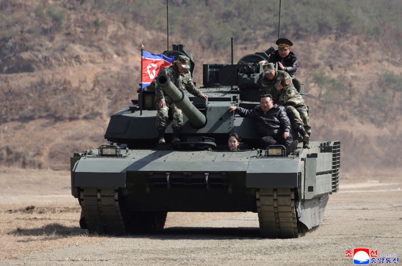 Kim Jong Un'un 13 yaşındaki kızı tank kullandı - Resim: 1