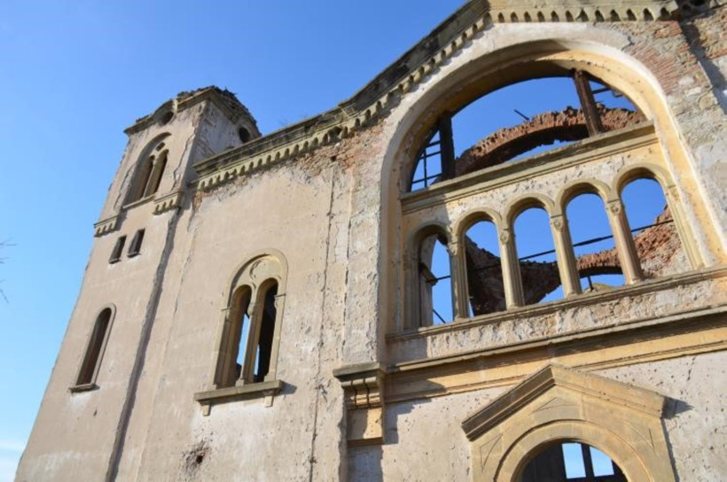 Yangınlardan kurtuldu, zamana yeniliyor: Çürümeye terk edildi - Resim : 1