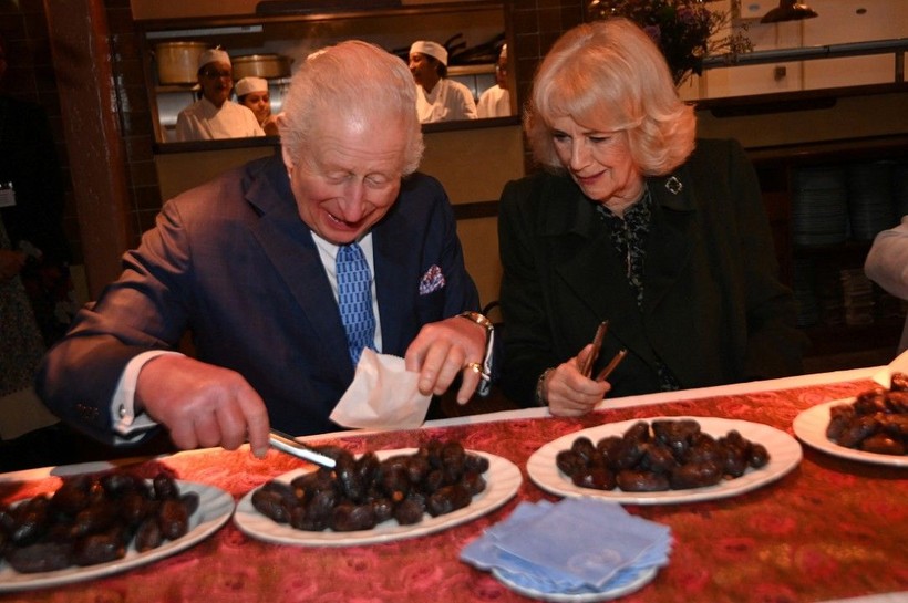 Kral Charles'dan Ramazan hazırlığı: Mutfağa girdi, hurma paketledi - Resim: 4