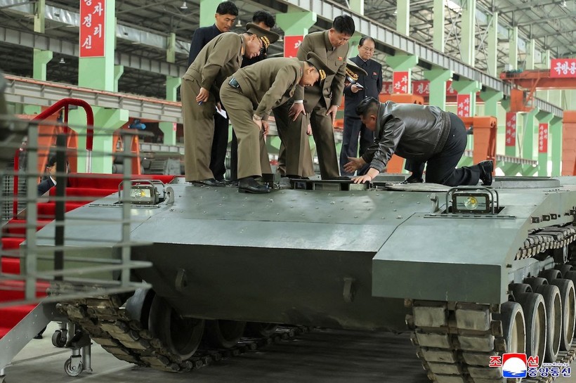 Kim Jong-un'dan tank fabrikasına teftiş - Resim: 5