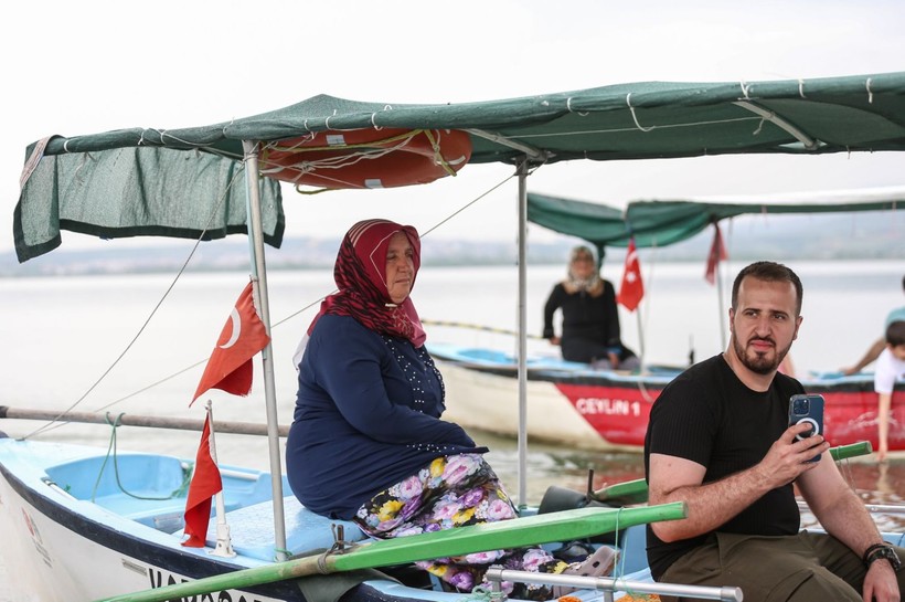 'Küçük Venedik' Gölyazı'nda kadın kaptanlar turizme yön veriyor - Resim: 19