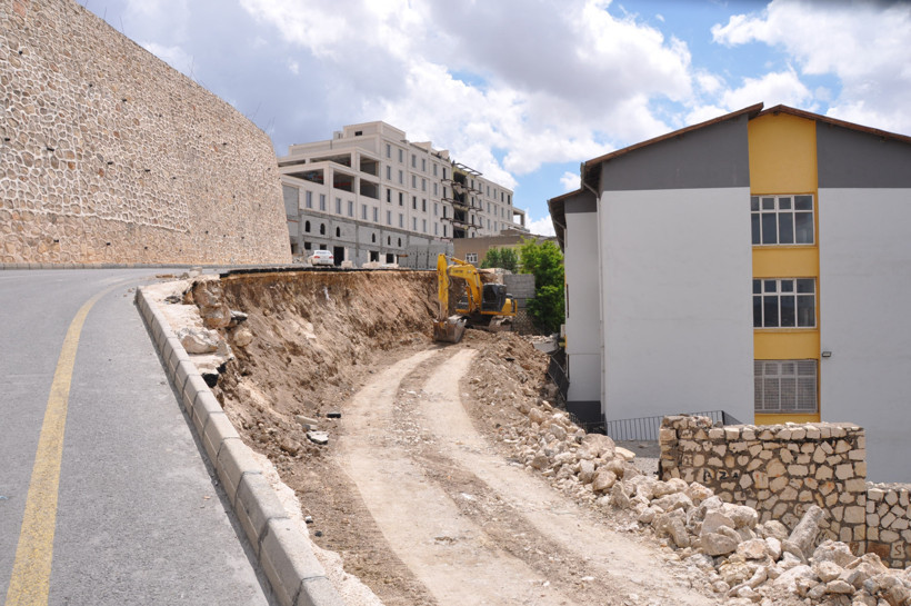 Yeni açılan yol okulun bahçesine çöktü - Resim : 1