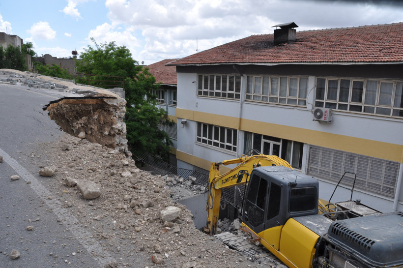 Yeni açılan yol okulun bahçesine çöktü - Resim : 4