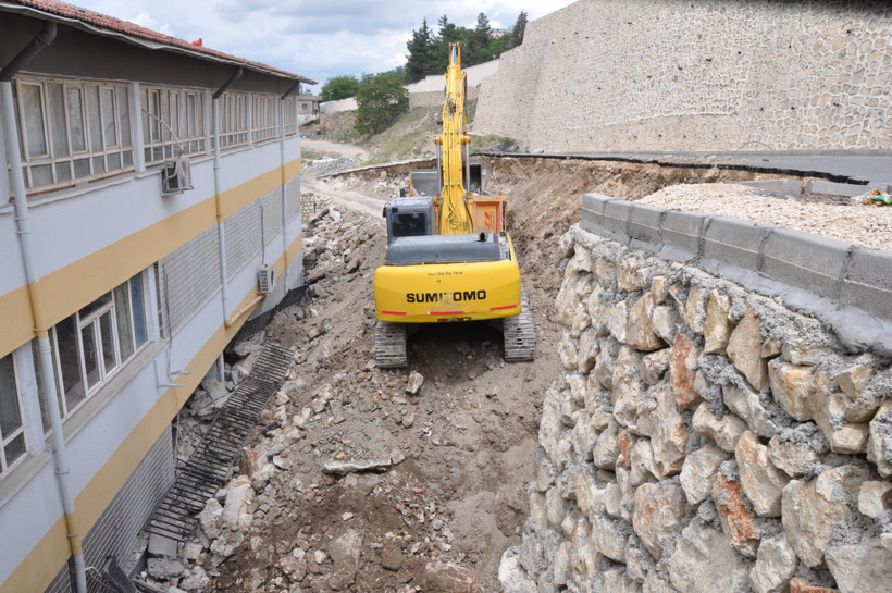 Yeni açılan yol okulun bahçesine çöktü - Resim : 5