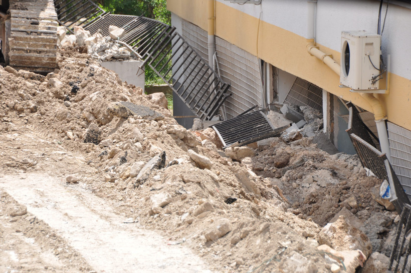 Yeni açılan yol okulun bahçesine çöktü - Resim : 3