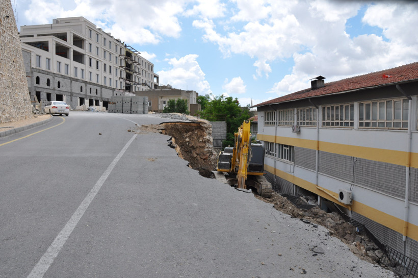Yeni açılan yol okulun bahçesine çöktü - Resim : 2