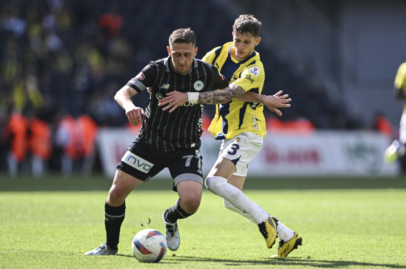 Fenerbahçe 7 dakikada geri döndü: Kadıköy'de 6 bin taraftara 3 puanlı veda - Resim : 1