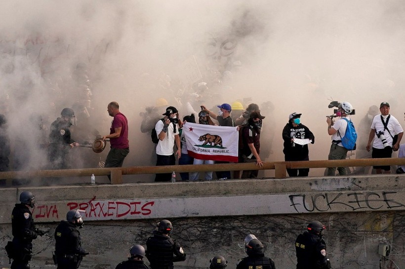 Los Angeles meydan muharebesi: Protestocular polisle çatıştı - Resim: 21
