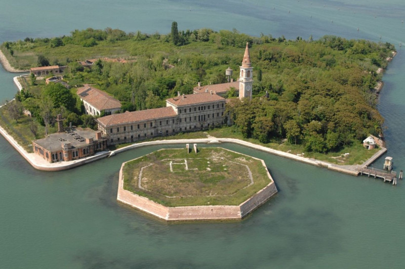 Turistlerden kaçmak için ada satın aldılar - Resim: 3