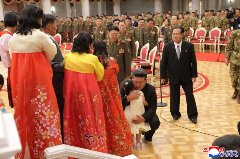 Ukrayna savaşından dönen Kuzey Koreli askerler törenle karşılandı - Resim: 1