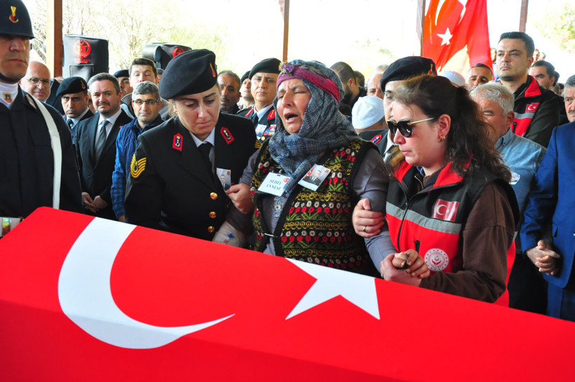Kazada şehit olan astsubay, son yolculuğuna uğurlandı - Resim : 4