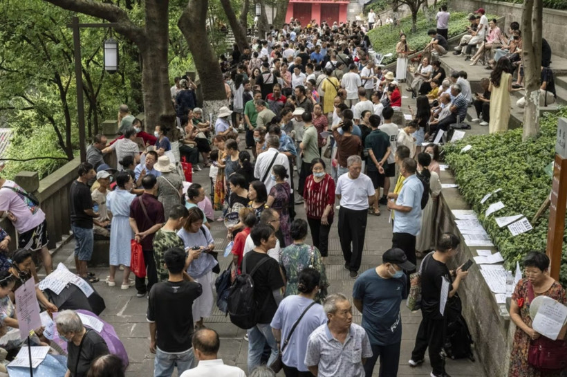Bu parkta her hafta sonu çöpçatan pazarı düzenleniyor - Resim : 1