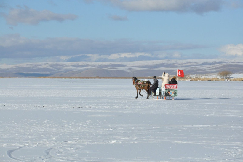 Çıldır Gölü'nde kış masalı başladı: Sezonu halayla açtılar - Resim: 7