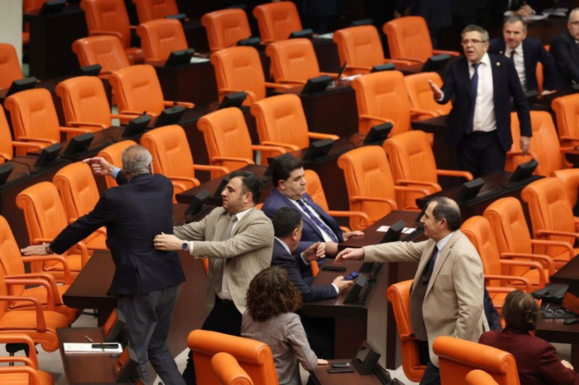 Meclis karıştı: Milletvekilleri birbirlerinin üzerine yürüdü - Resim: 1