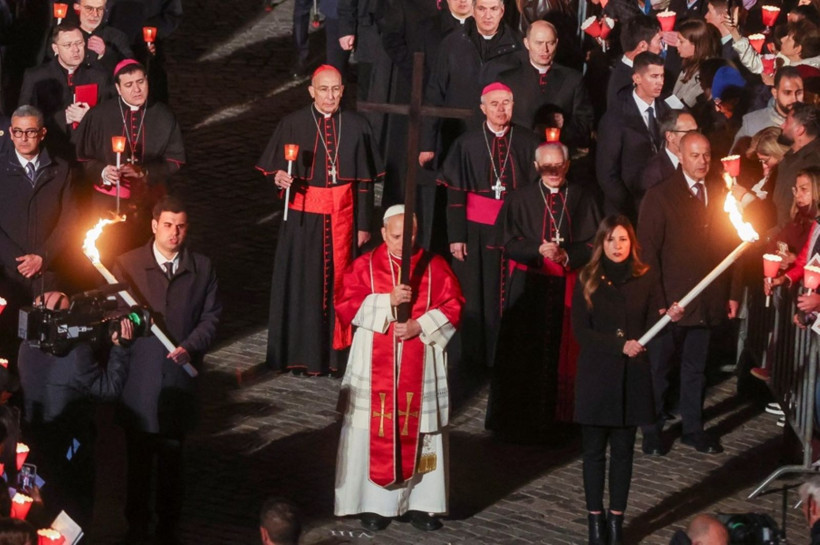On yıllar sonra bir ilk: Papa tören boyunca taşıdı - Resim: 10