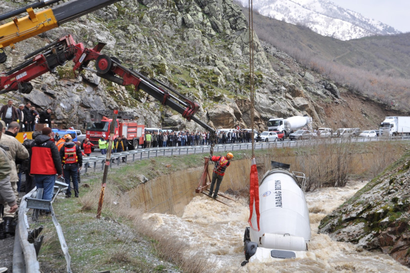 Beton mikseri dereye uçtu, sürücüsü kayboldu - Resim : 1