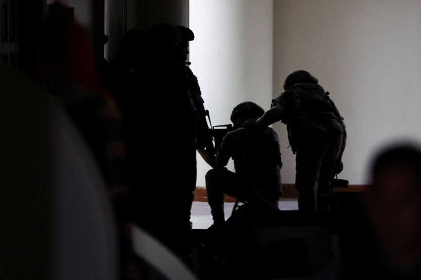 Senatör kendini ofisine kapatmıştı... Meclis binasında silah sesleri - Resim : 1