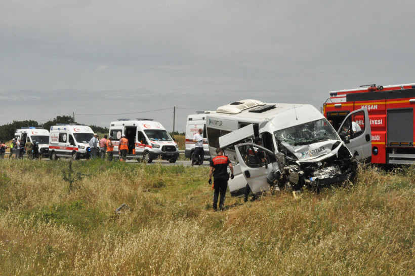 Faciadan dönüldü: Yolcu otobüsü TIR'a çarptı - Resim : 1