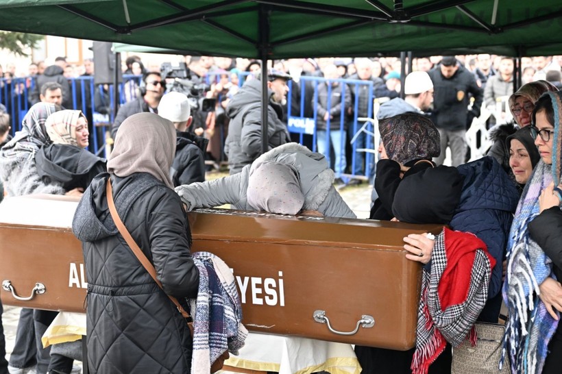 Yangında hayatını kaybedenler toprağa verildi - Resim: 17