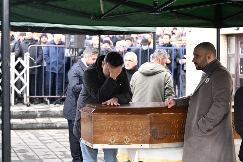 Yangında hayatını kaybedenler toprağa verildi - Resim: 18